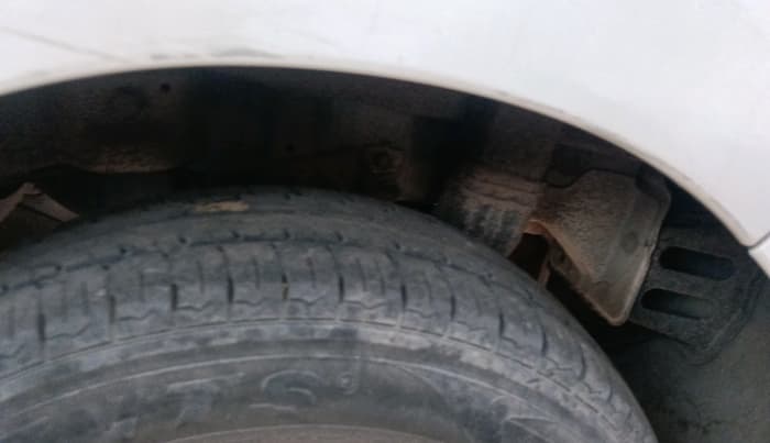 2015 Hyundai Eon ERA +, Petrol, Manual, 1,03,039 km, tyre
