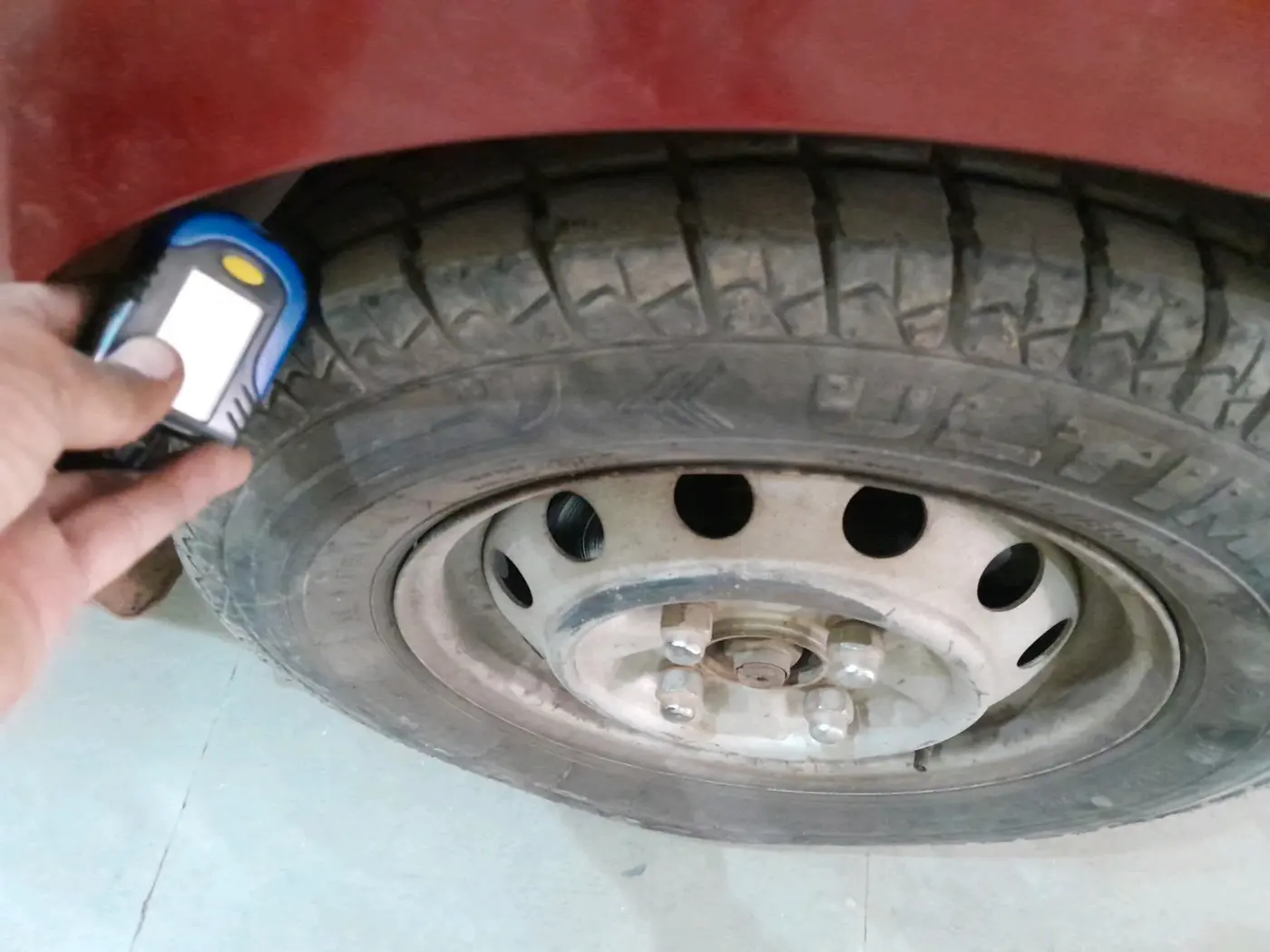 2013 Hyundai Eon ERA +, Petrol, Manual, 72,854 km, tyre
