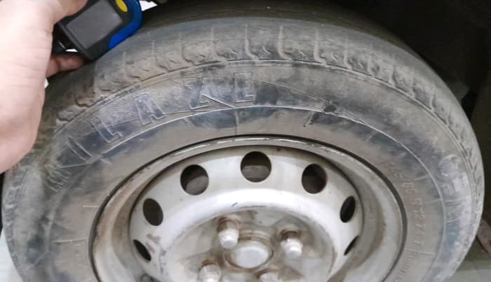 2013 Hyundai Eon ERA +, Petrol, Manual, 72,854 km, tyre