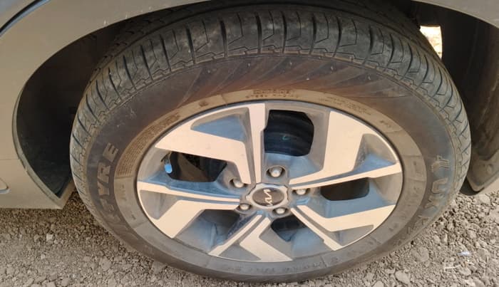 2021 KIA SONET HTX 1.5 AT, Diesel, Automatic, 1,02,115 km, tyre