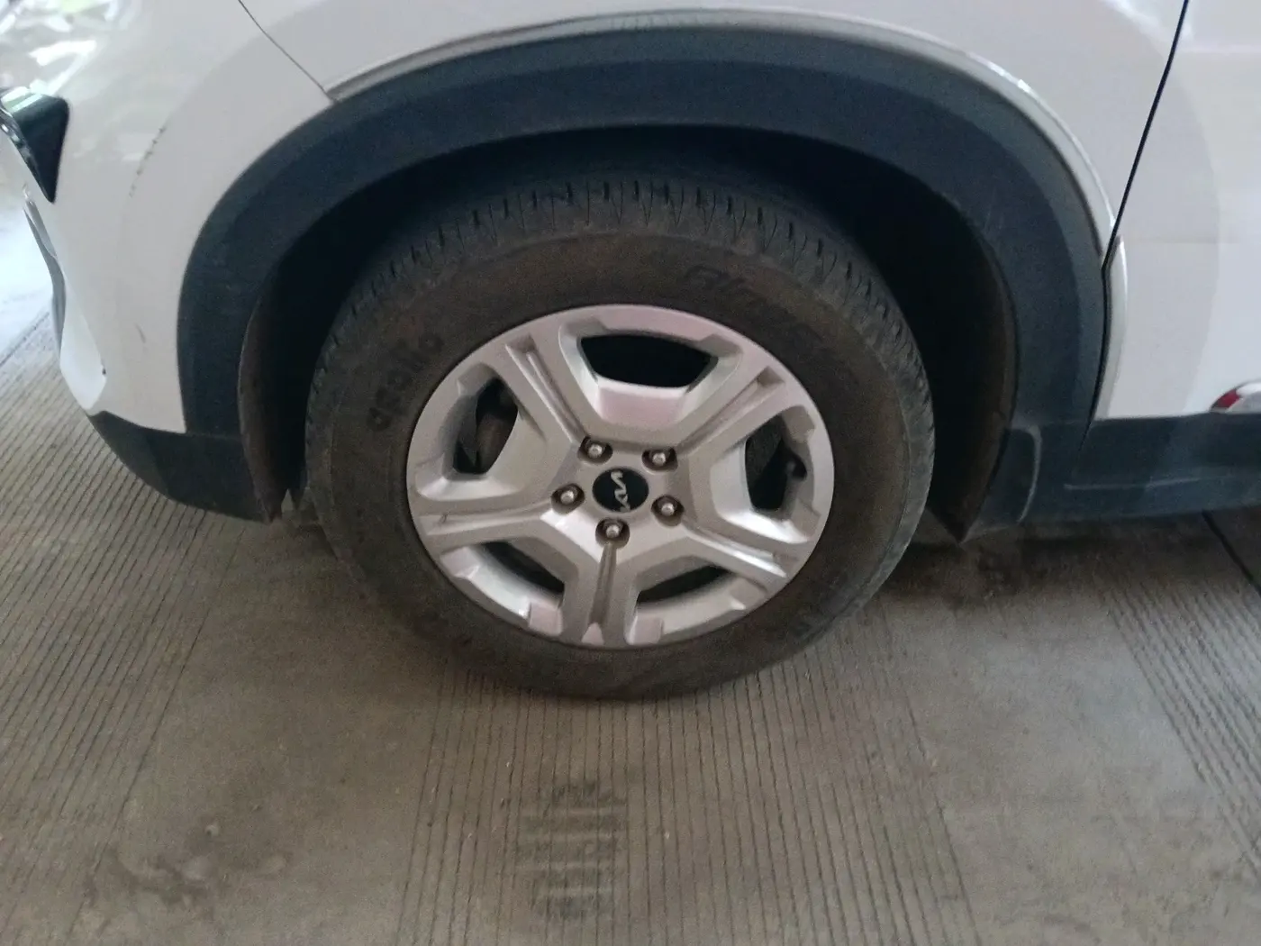 2022 KIA SONET HTK PLUS 1.2, Petrol, Manual, 30,597 km, tyre