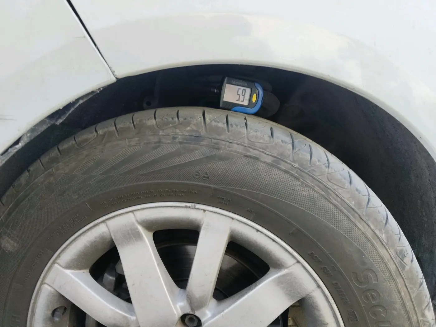 2013 Renault Fluence 1.5 E4, Diesel, Manual, 1,81,801 km, tyre