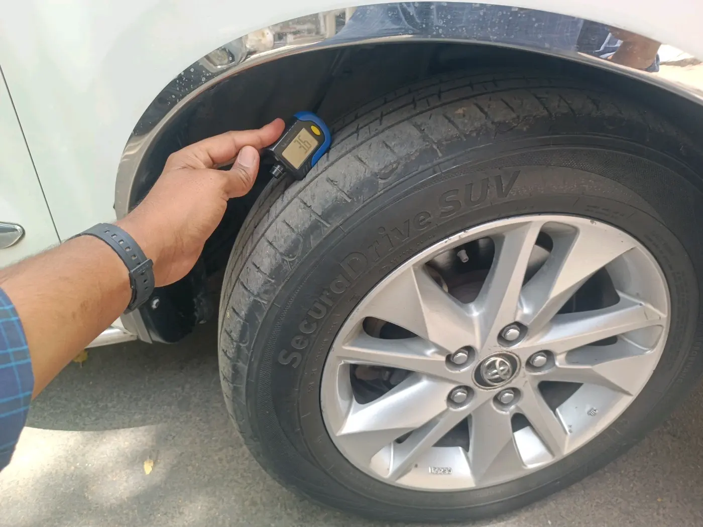 2017 Toyota Innova Crysta 2.8 ZX AT 7 STR, Diesel, Automatic, 1,17,456 km, tyre