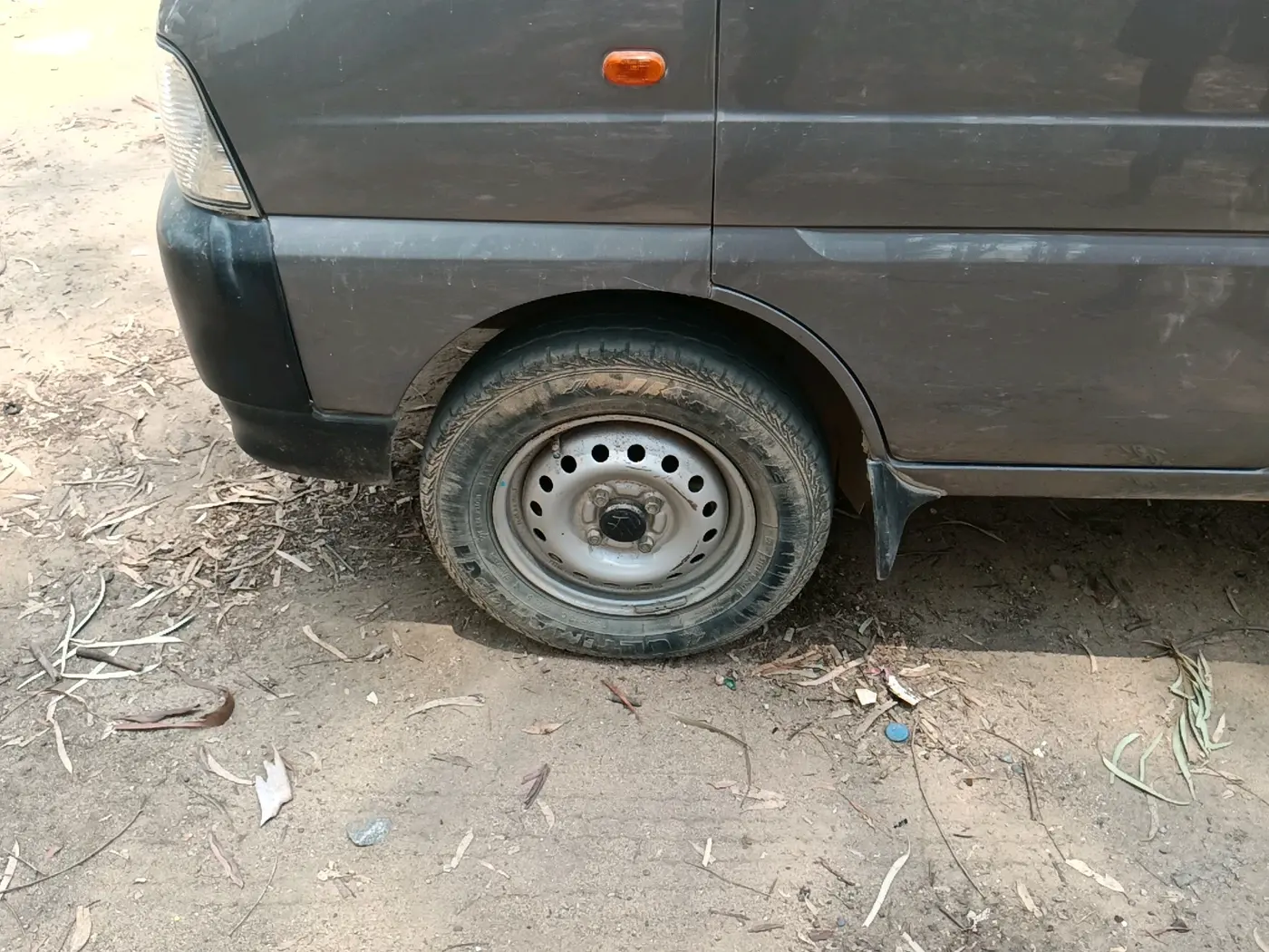 2023 Maruti Eeco 5 STR AC, Petrol, Manual, 28,972 km, tyre