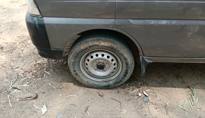 2023 Maruti Eeco 5 STR AC, Petrol, Manual, 28,972 km, tyre