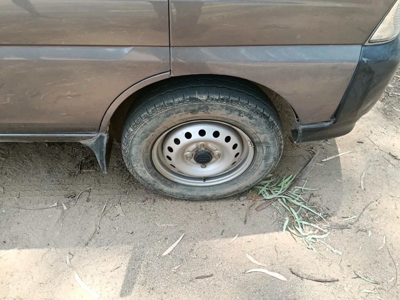 2023 Maruti Eeco 5 STR AC, Petrol, Manual, 28,972 km, tyre