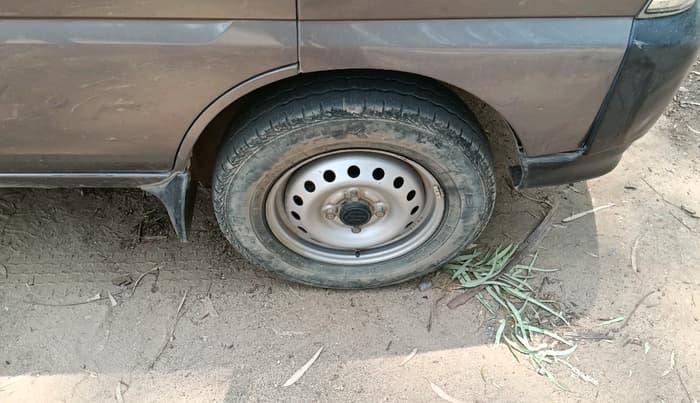 2023 Maruti Eeco 5 STR AC, Petrol, Manual, 28,972 km, tyre