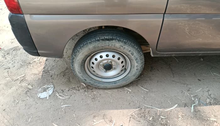 2023 Maruti Eeco 5 STR AC, Petrol, Manual, 28,972 km, tyre