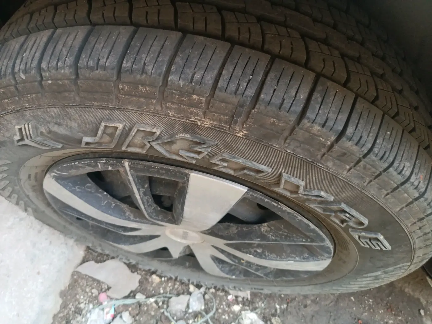 2017 Mahindra XUV500 W4, Diesel, Manual, 1,15,396 km, tyre