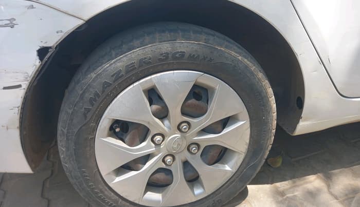 2014 Hyundai Xcent BASE 1.2, Petrol, Manual, 1,40,467 km, tyre