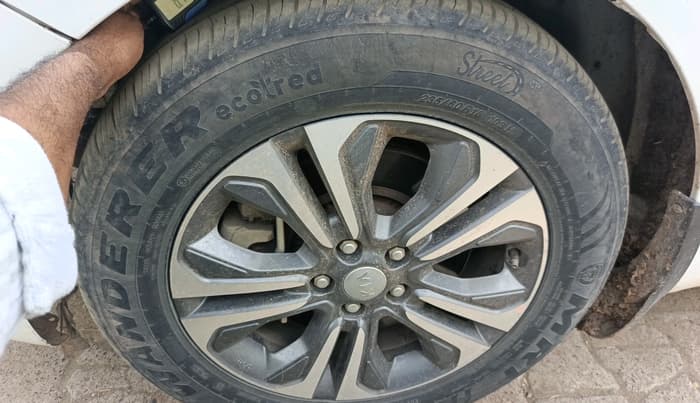 2020 KIA CARNIVAL PRESTIGE 2.2 7 STR, Diesel, Automatic, 1,28,699 km, tyre