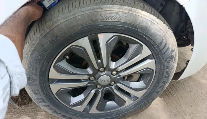 2020 KIA CARNIVAL PRESTIGE 2.2 7 STR, Diesel, Automatic, 1,28,699 km, tyre
