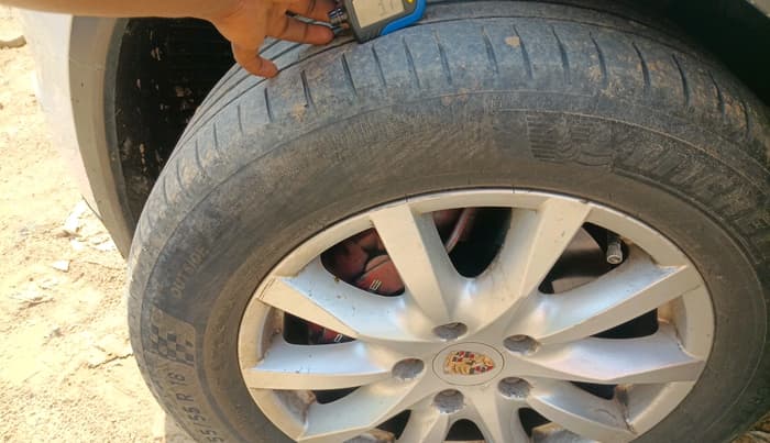 2014 Porsche Cayenne DIESEL, Diesel, Automatic, 1,30,098 km, tyre