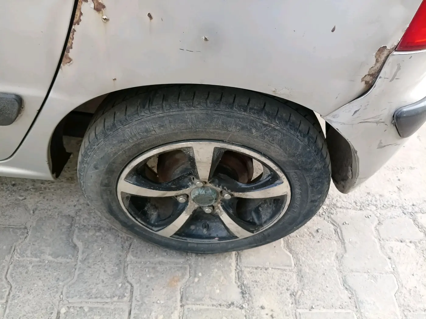 2011 Hyundai Santro Xing GLS, CNG, Manual, 63,909 km, tyre