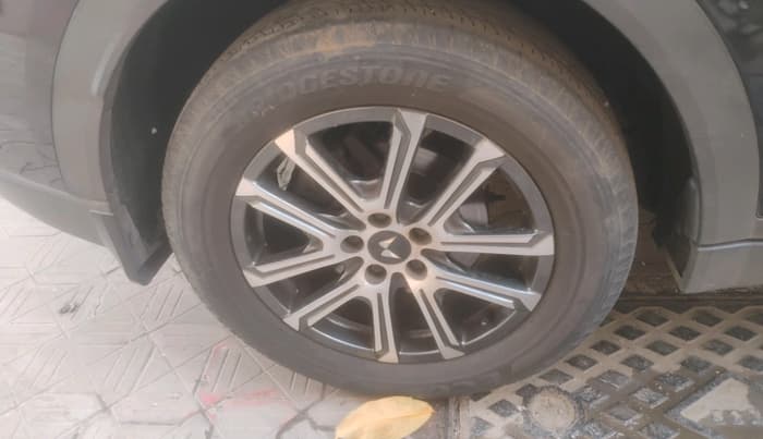 2022 Mahindra XUV700 AX 7 LUXURY D AT 7 STR, Diesel, Automatic, 36,638 km, tyre