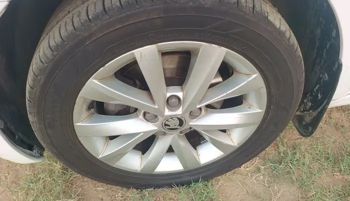 2018 Skoda Octavia 2.0 TDI L&K AT, Diesel, Automatic, 1,54,089 km, tyre