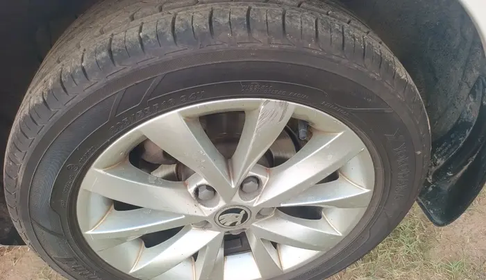 2018 Skoda Octavia 2.0 TDI L&K AT, Diesel, Automatic, 1,54,089 km, tyre