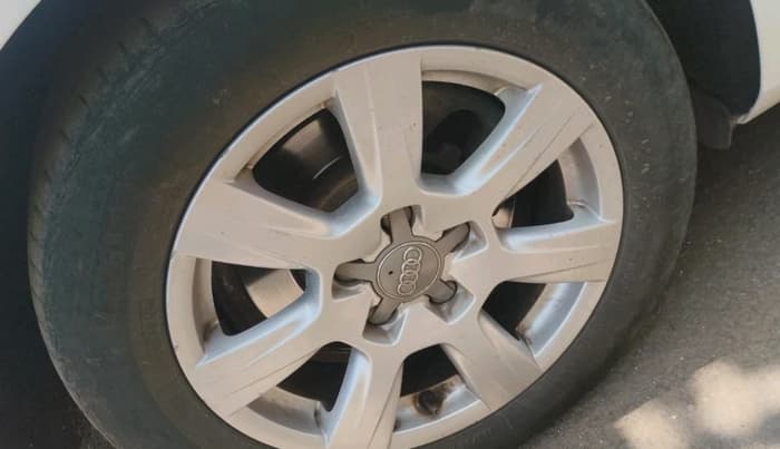 2011 Audi A4 2.0 TDI, Diesel, Automatic, 1,73,940 km, tyre