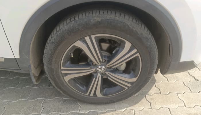 2024 MG ASTOR Sprint 1.5 MT (Ivory), Petrol, Manual, 17,299 km, tyre