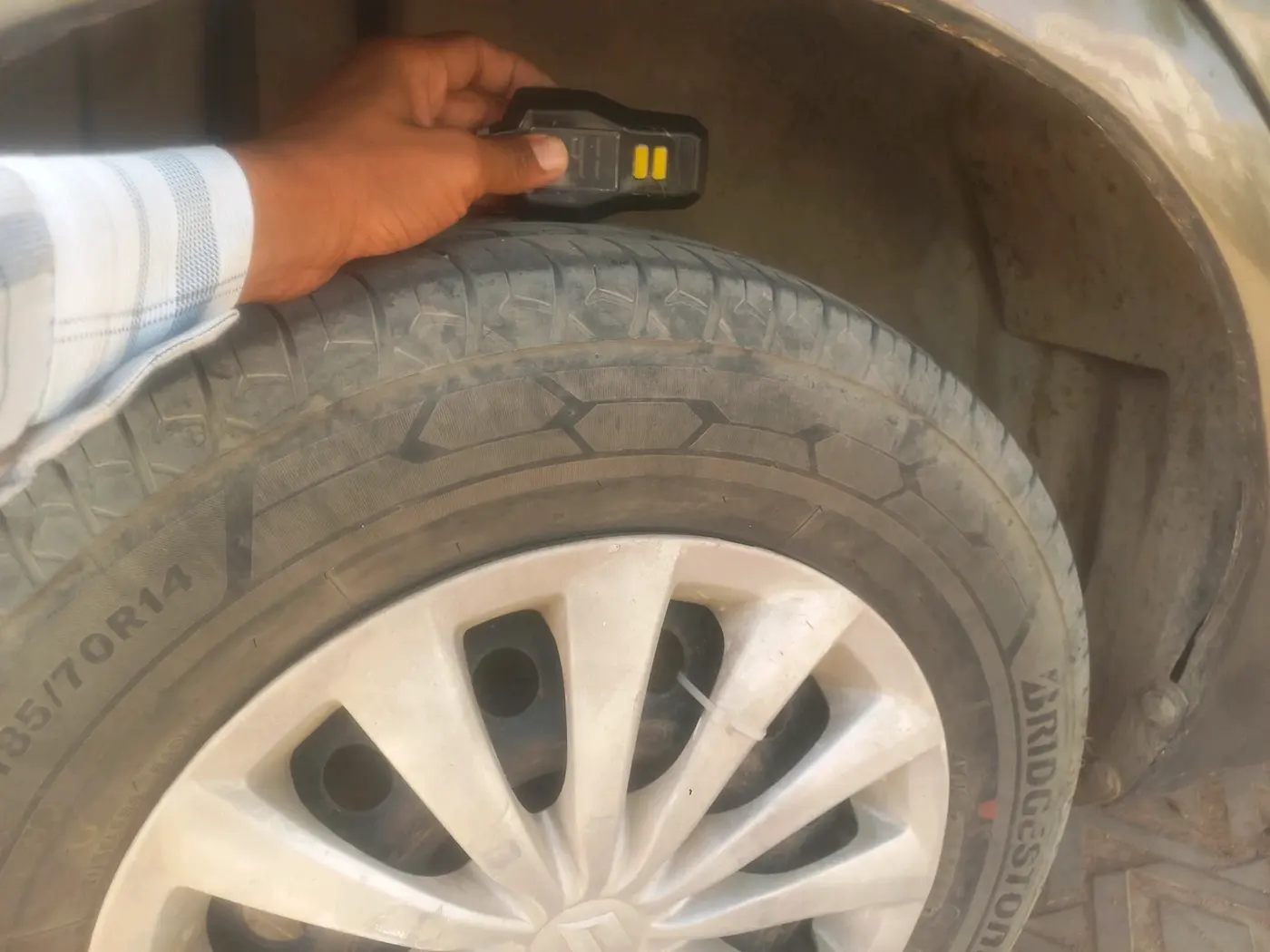 2015 Maruti Swift Dzire VXI, CNG, Manual, 1,74,026 km, tyre