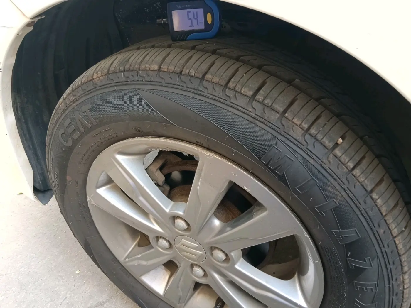 2013 Maruti Wagon R Stingray VXI, CNG, Manual, 1,23,117 km, tyre
