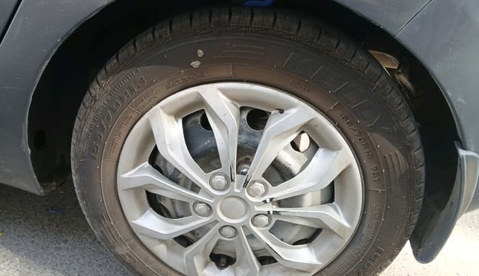 2017 Hyundai Eon ERA +, CNG, Manual, 92,866 km, tyre