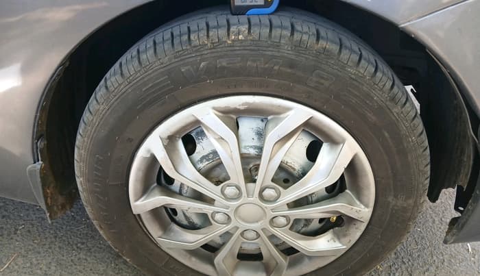 2017 Hyundai Eon ERA +, CNG, Manual, 92,866 km, tyre