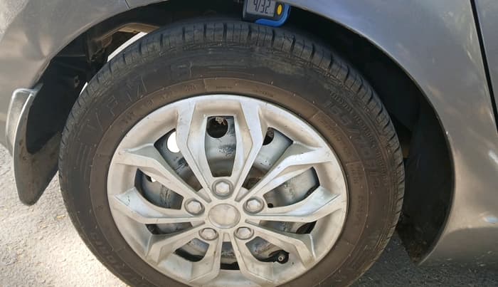 2017 Hyundai Eon ERA +, CNG, Manual, 92,866 km, tyre