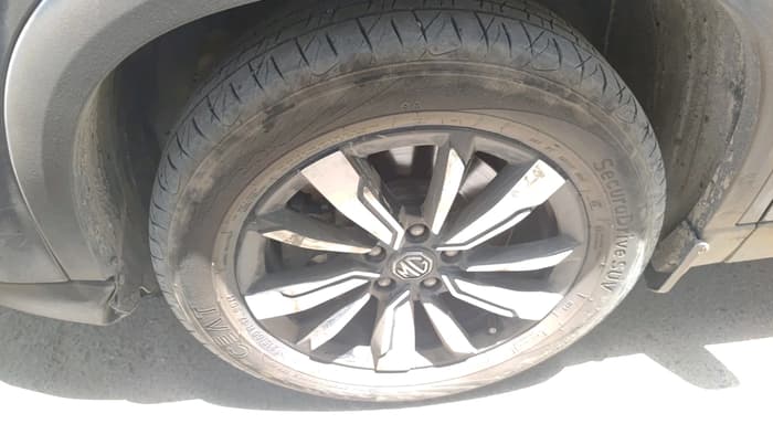 2020 MG HECTOR PLUS SHARP 1.5 PETROL TURBO HYBRID MT 6-STR, Petrol, Manual, 1,29,382 km, tyre