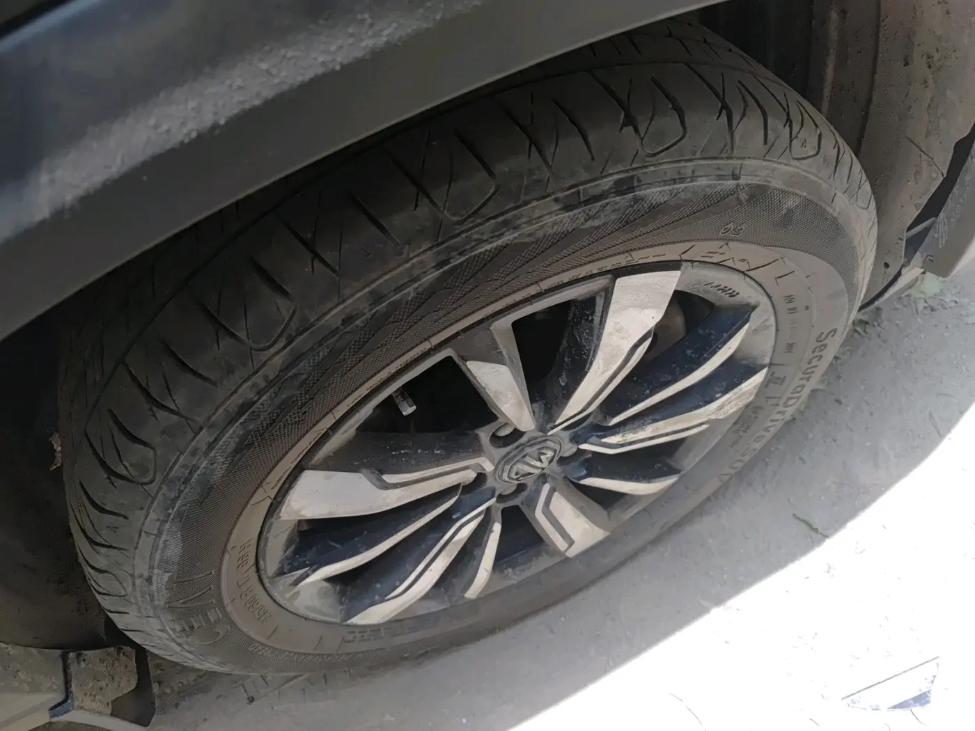 2020 MG HECTOR PLUS SHARP 1.5 PETROL TURBO HYBRID MT 6-STR, Petrol, Manual, 1,29,382 km, tyre