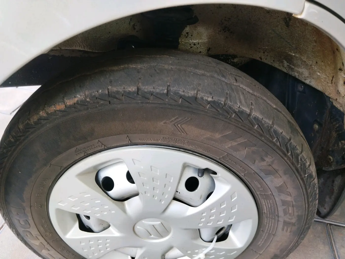 2023 Maruti Eeco 5 STR AC, Petrol, Manual, 30,356 km, tyre