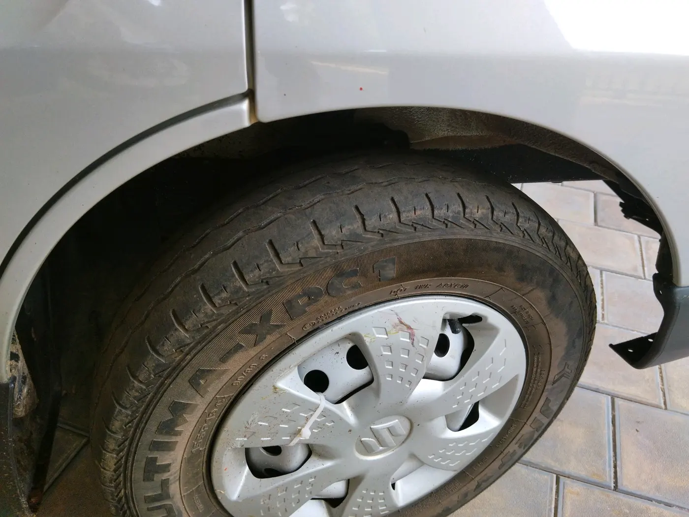 2023 Maruti Eeco 5 STR AC, Petrol, Manual, 30,356 km, tyre