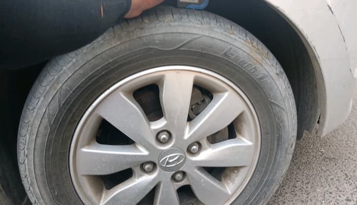 2014 Hyundai Xcent SX 1.2, Petrol, Manual, 1,66,516 km, tyre