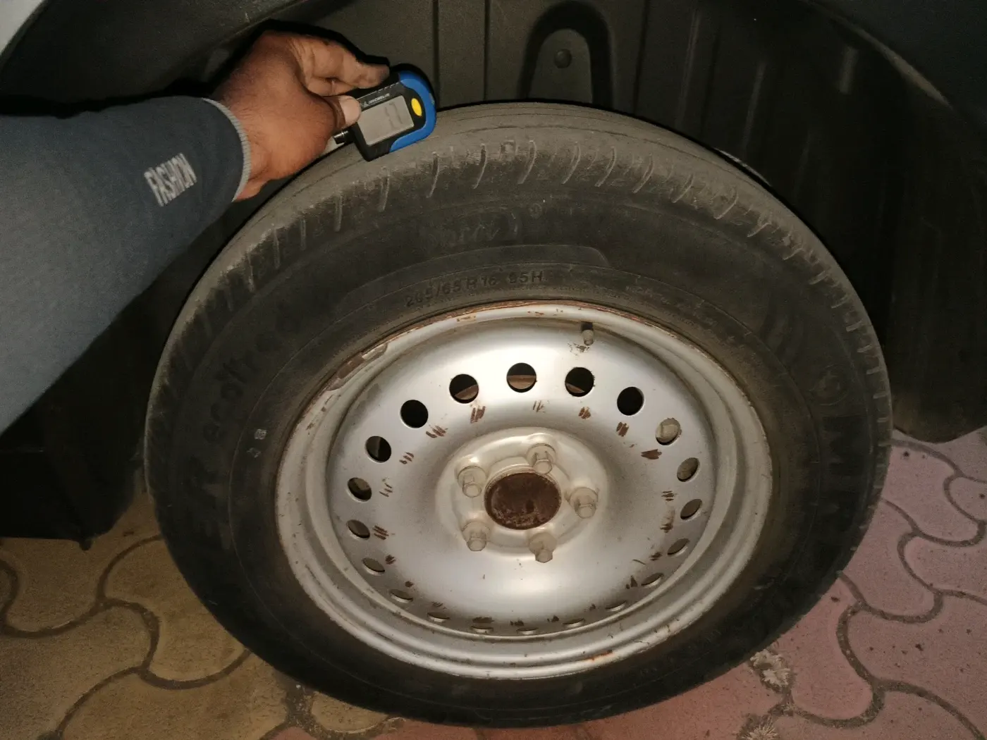 2019 Mahindra XUV300 W4 1.5 DIESEL, Diesel, Manual, 1,68,882 km, tyre