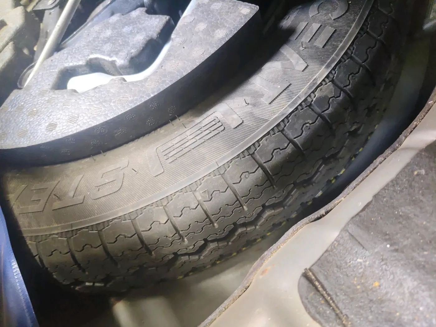 2023 Mahindra XUV300 W6 1.2 PETROL, Petrol, Manual, 27,568 km, tyre