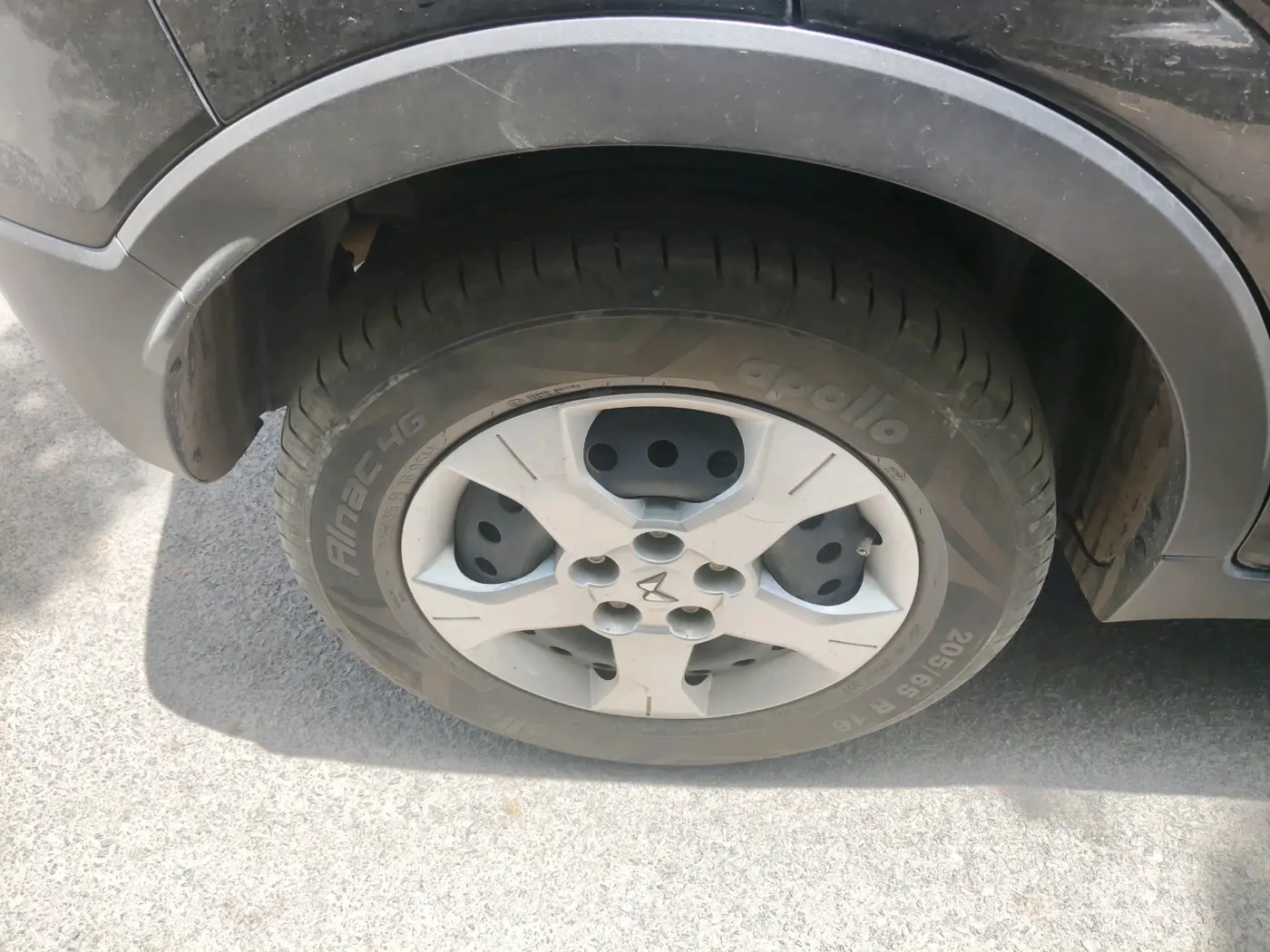 2023 Mahindra XUV300 W6 1.2 PETROL, Petrol, Manual, 27,568 km, tyre
