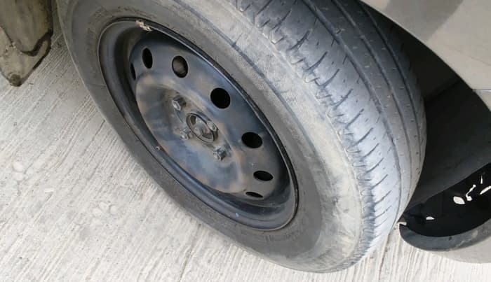 2017 Maruti Dzire VDI, Diesel, Manual, 2,34,070 km, tyre