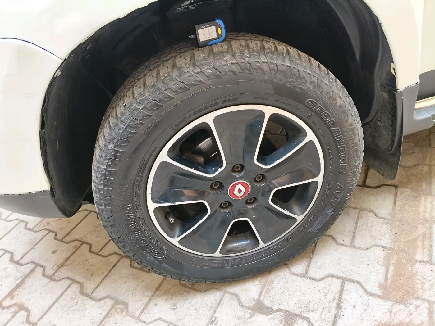 2017 Renault Duster RXS CVT, CNG, Automatic, 1,13,757 km, tyre