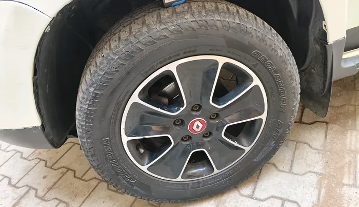 2017 Renault Duster RXS CVT, CNG, Automatic, 1,13,757 km, tyre