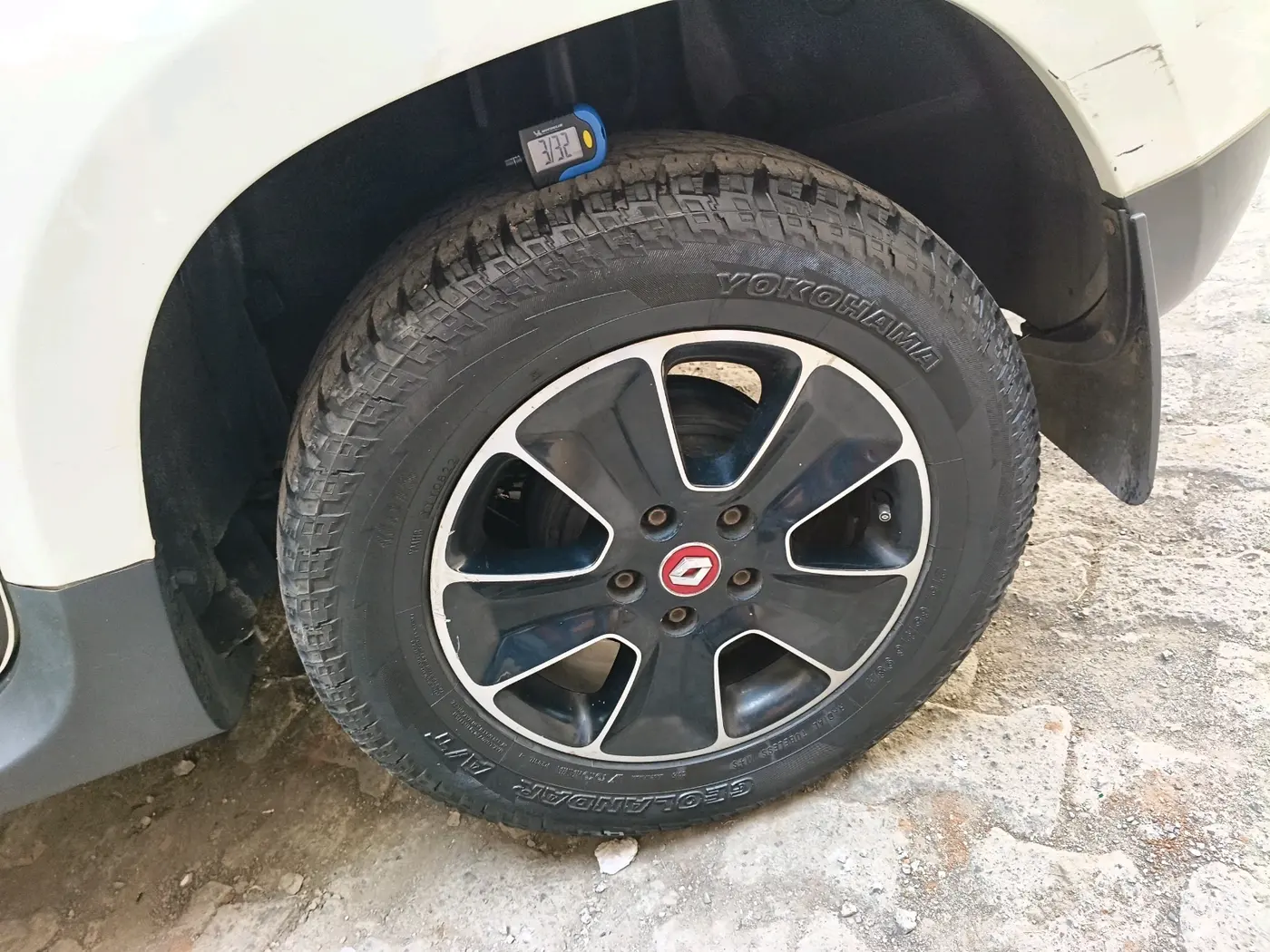 2017 Renault Duster RXS CVT, CNG, Automatic, 1,13,757 km, tyre