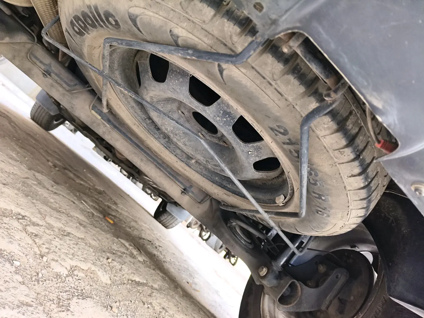 2017 Renault Duster RXS CVT, CNG, Automatic, 1,13,757 km, tyre