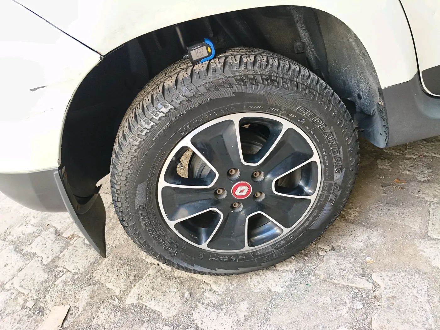 2017 Renault Duster RXS CVT, CNG, Automatic, 1,13,757 km, tyre
