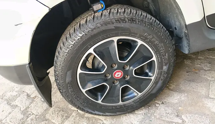 2017 Renault Duster RXS CVT, CNG, Automatic, 1,13,757 km, tyre