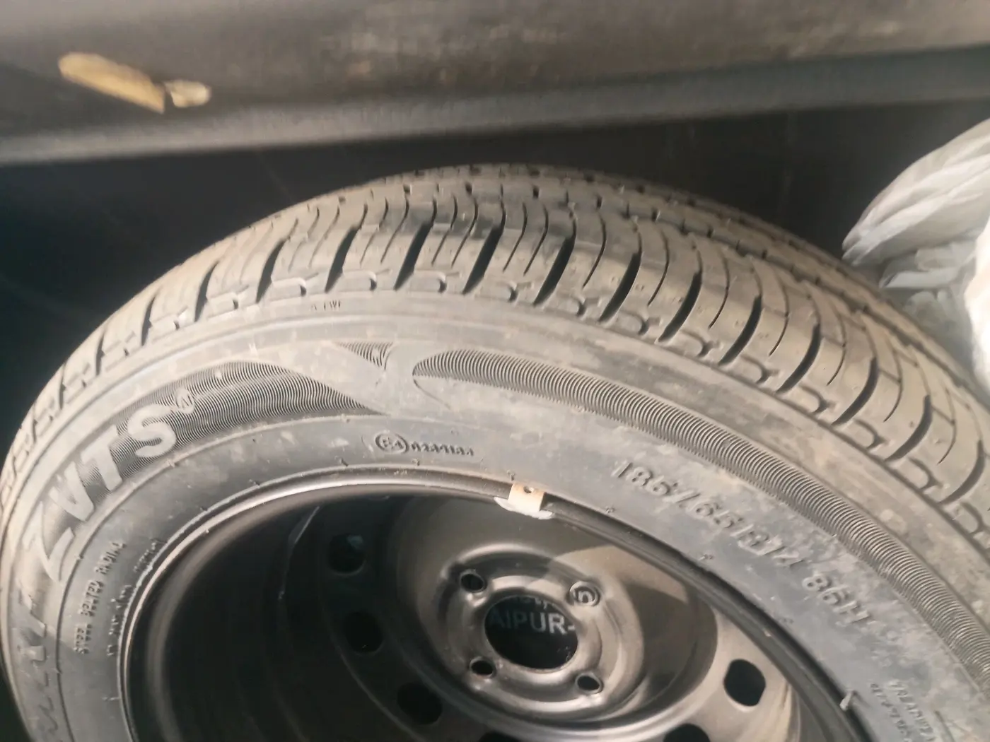 2016 Mahindra Kuv100 K4 PLUS 6 STR, CNG, Manual, 38,869 km, tyre