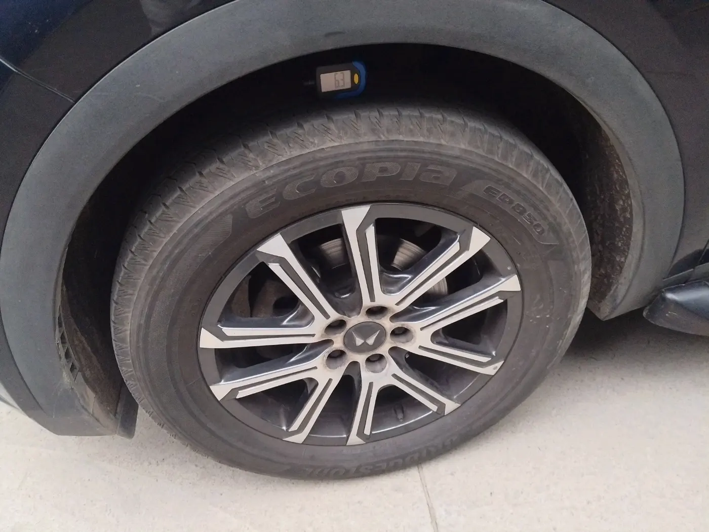 2023 Mahindra XUV700 AX 7 P AT 7 STR, Petrol, Automatic, 33,279 km, tyre