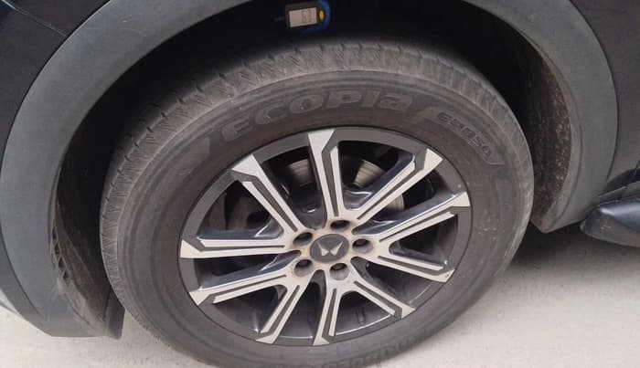 2023 Mahindra XUV700 AX 7 P AT 7 STR, Petrol, Automatic, 33,279 km, tyre
