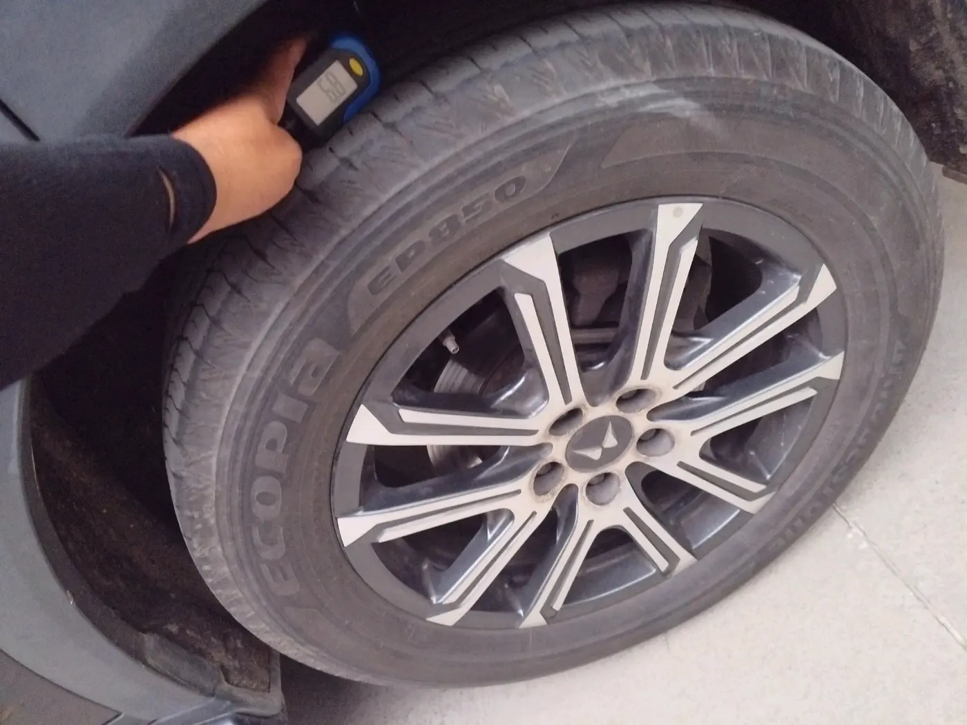 2023 Mahindra XUV700 AX 7 P AT 7 STR, Petrol, Automatic, 33,279 km, tyre