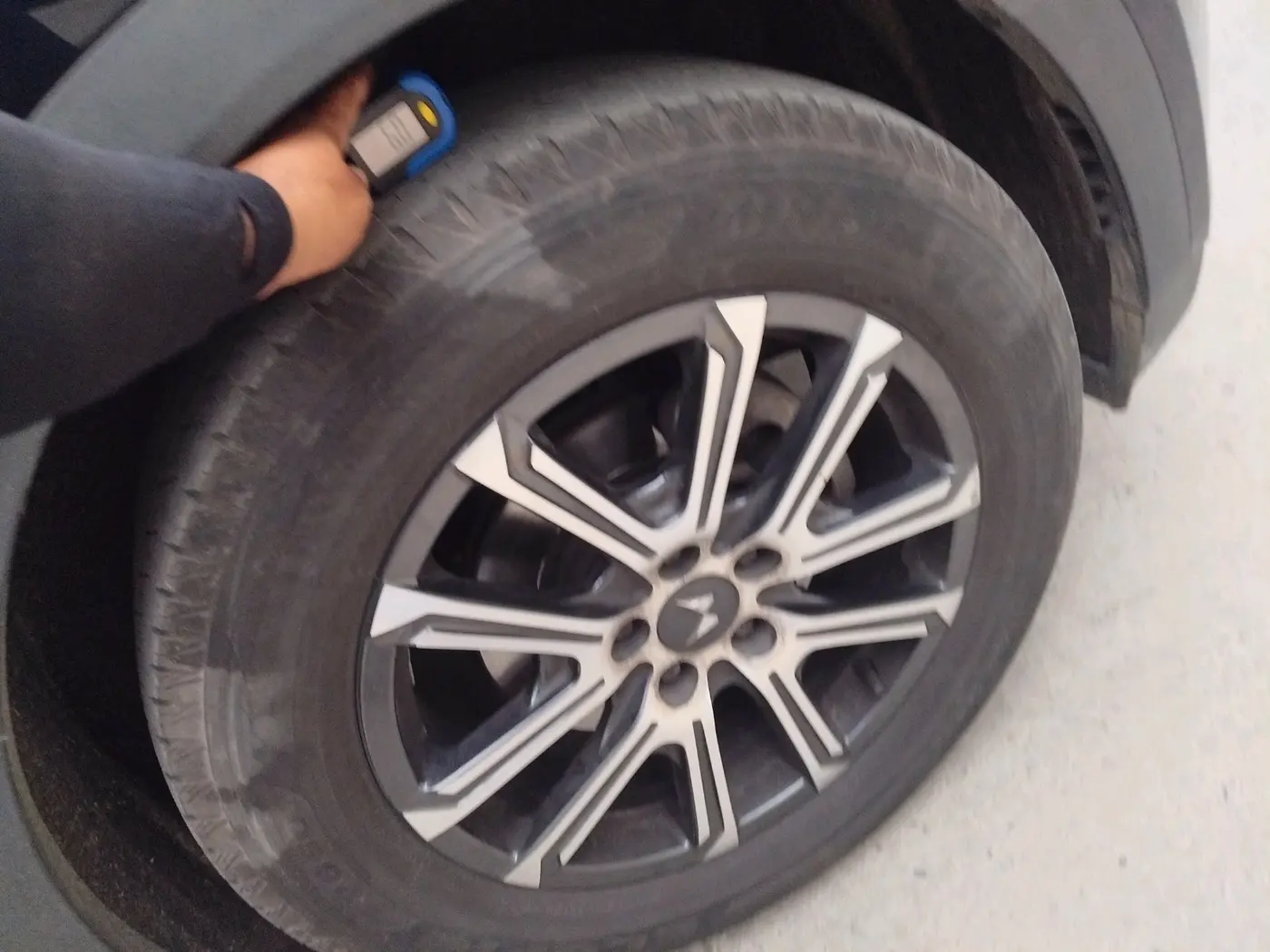 2023 Mahindra XUV700 AX 7 P AT 7 STR, Petrol, Automatic, 33,279 km, tyre