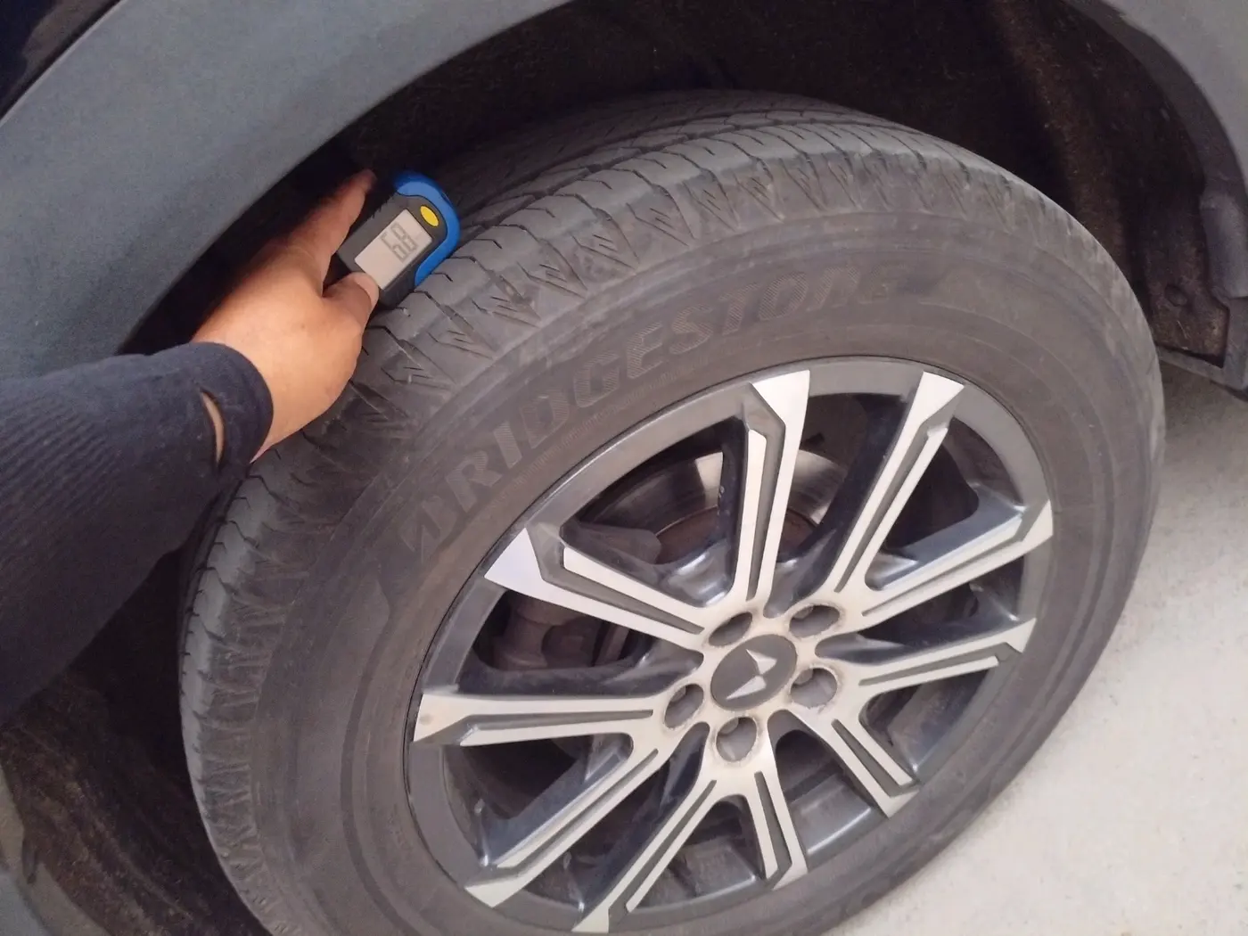 2023 Mahindra XUV700 AX 7 P AT 7 STR, Petrol, Automatic, 33,279 km, tyre