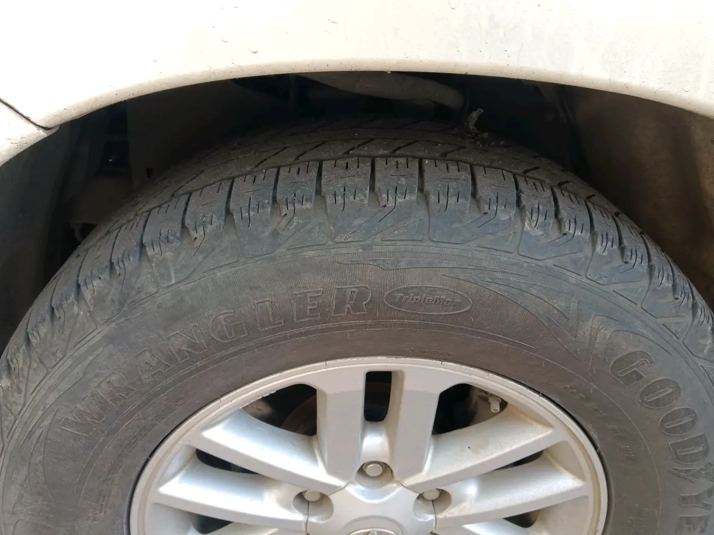 2013 Toyota Fortuner 3.0 4X4 MT, Diesel, Manual, 1,40,584 km, tyre